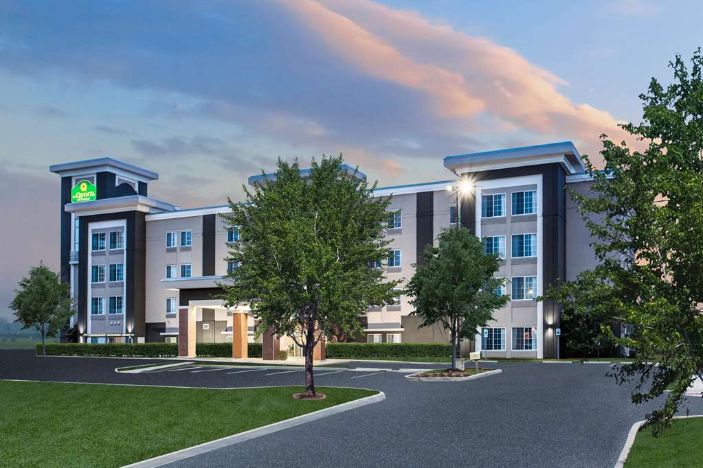 La Quinta Inn & Suites by Wyndham Columbus Edinburgh - photo 3