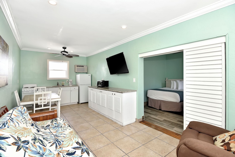 Shoreline Suites & Cabana Cottages - photo 83