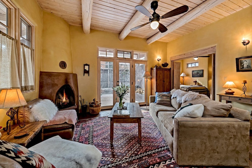 Antonia Stylish Retreat Blocks From Galleries and Restaurants of Canyon Rd. and The Plaza in Santa Fe, United States