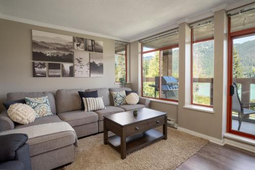 2BR in Nicklaus North Clubhouse Lake and Mountain Views Gas Fireplace Parking in Whistler, Canada