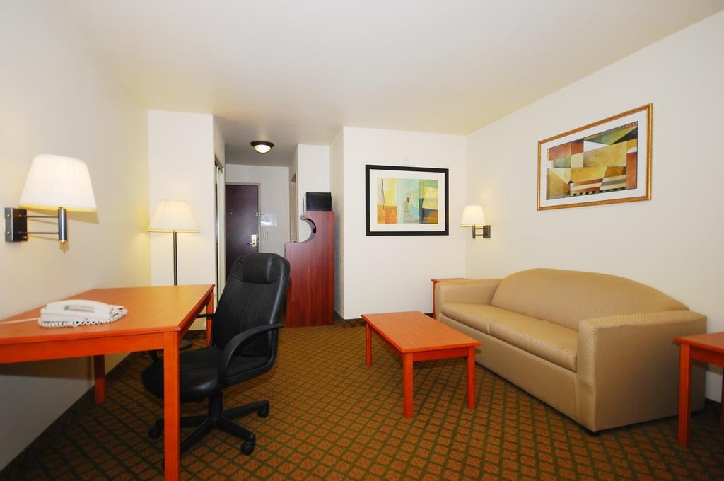 Best Western Henrietta Inn & Suites - photo 12