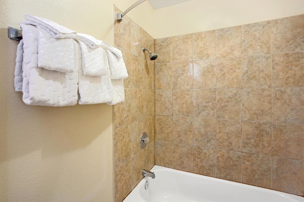 Super 8 by Wyndham Los Angeles Alhambra - photo 9