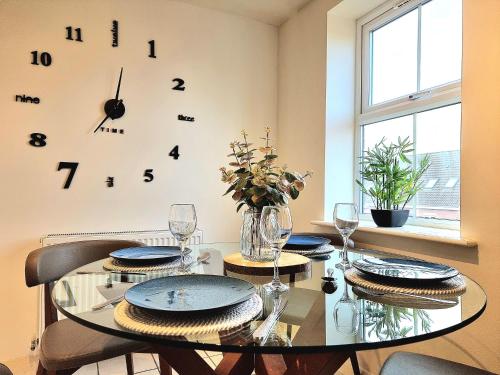 Spacious 4 Bed Family Home with Private Garden & Free Parking Hamilton — 4-Star Luxury Hotel in Leicester, United Kingdom