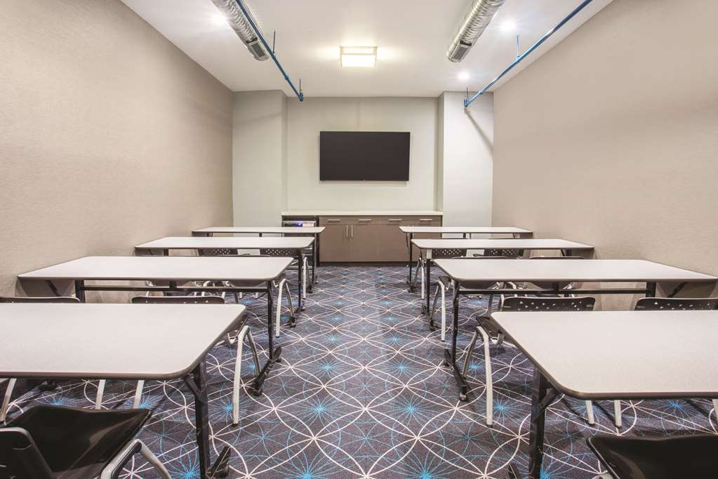 La Quinta Inn & Suites by Wyndham Baltimore Downtown - photo 23