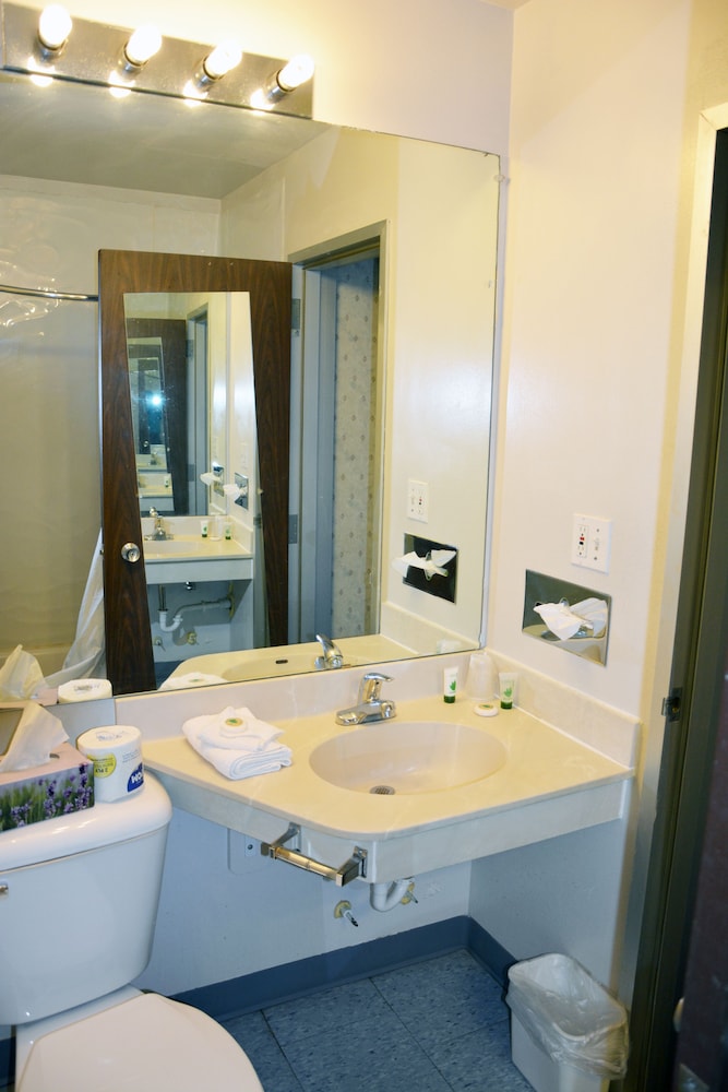 Travelodge by Wyndham Milwaukee - photo 31