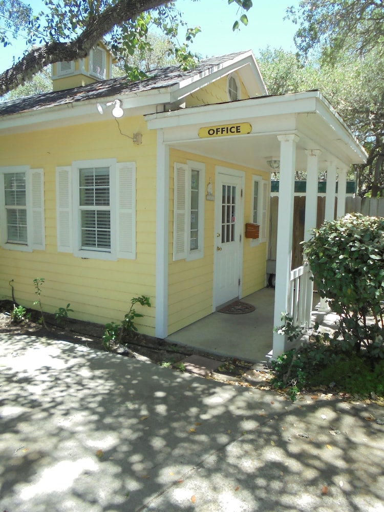 Pelican Bay Resort - photo 3