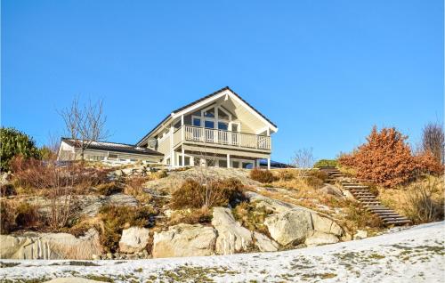 4 Bedroom Cozy Home In Fitjar — 4-Star Luxury Hotel in Fitjar, Norway