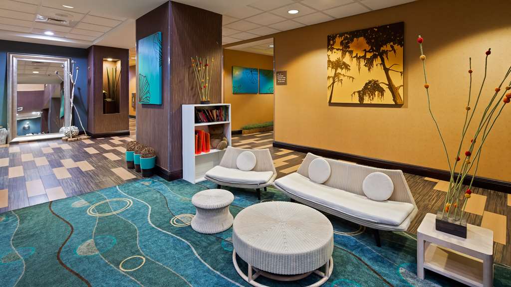 Best Western Plus Chain of Lakes Inn & Suites - photo 6