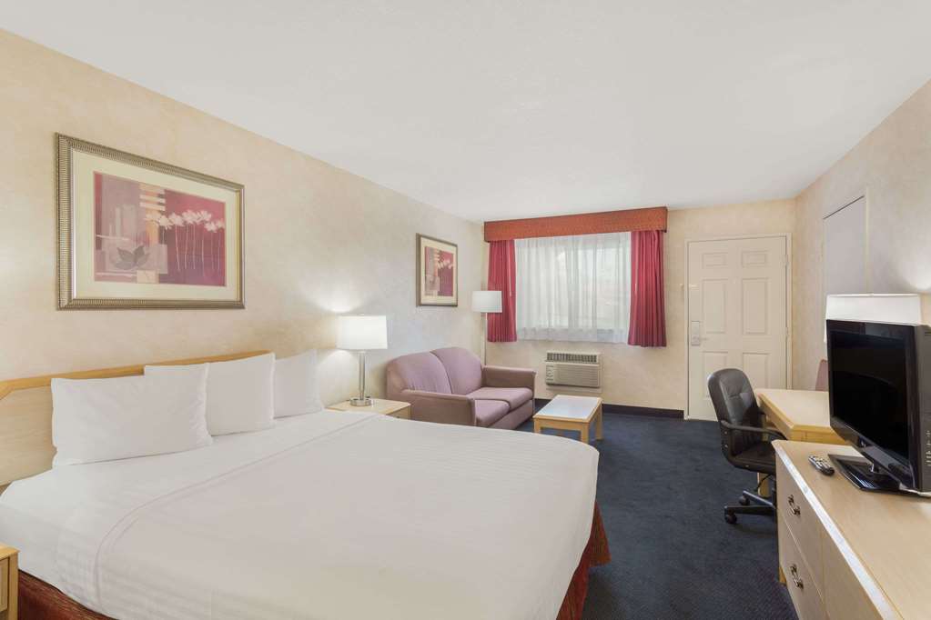 Days Inn by Wyndham Bullhead City - photo 12
