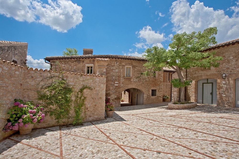 Borgo della Marmotta Farm Home — 4-Star Luxury Hotel in Spoleto, Italy