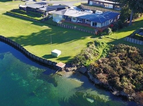 Riverside House — 4-Star Luxury Hotel in Taupo, New Zealand