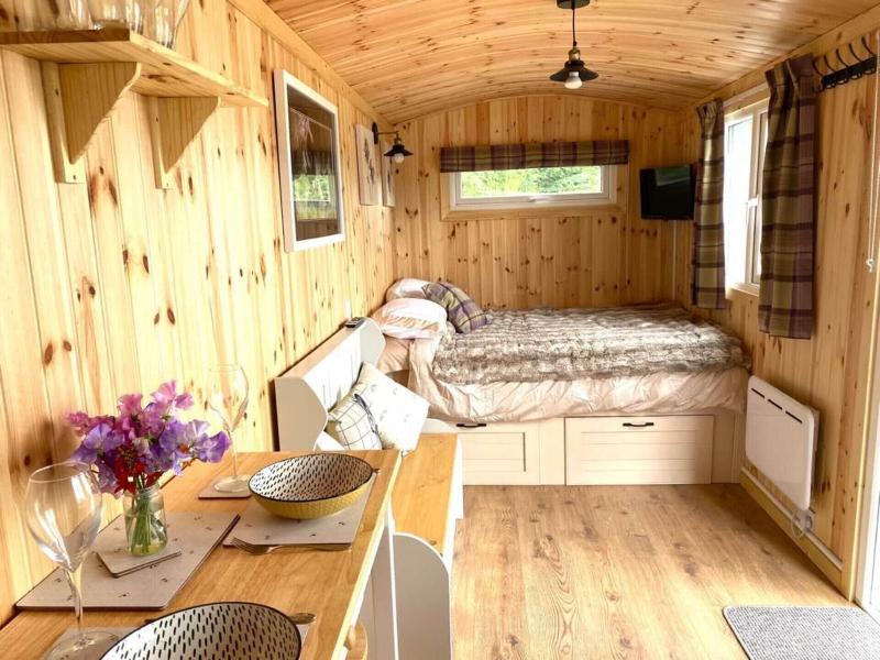 Woodhead Shepherds Hut Sleeps 2 Mailer Farm in Perth, United Kingdom