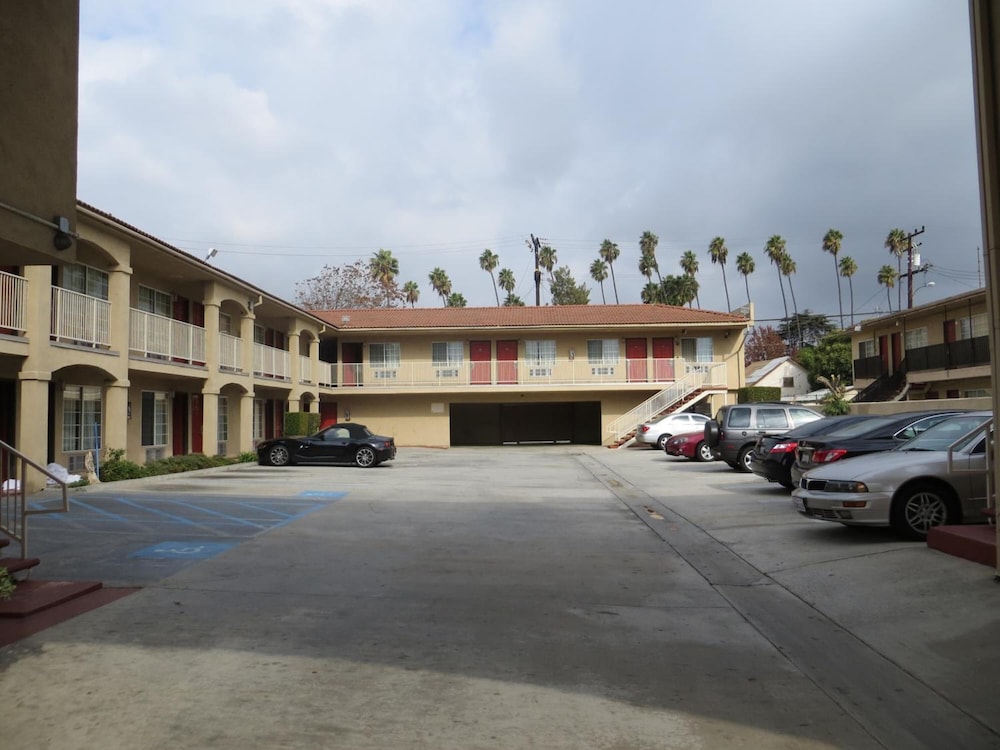 Economy Inn Lax - photo 23