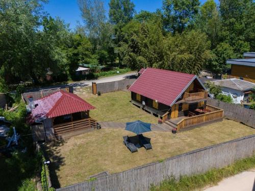 Vikendica na obali rijeke Bojane sa velikim dvoristem parkingom ljetnjom kuhinjom i mjestom za rostilj in Ulcinj, Montenegro