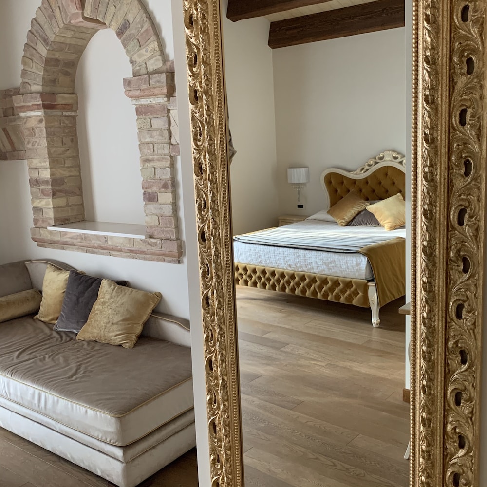 Agriturismo De Luca — 4-Star Luxury Hotel in Mozzagrogna, Italy