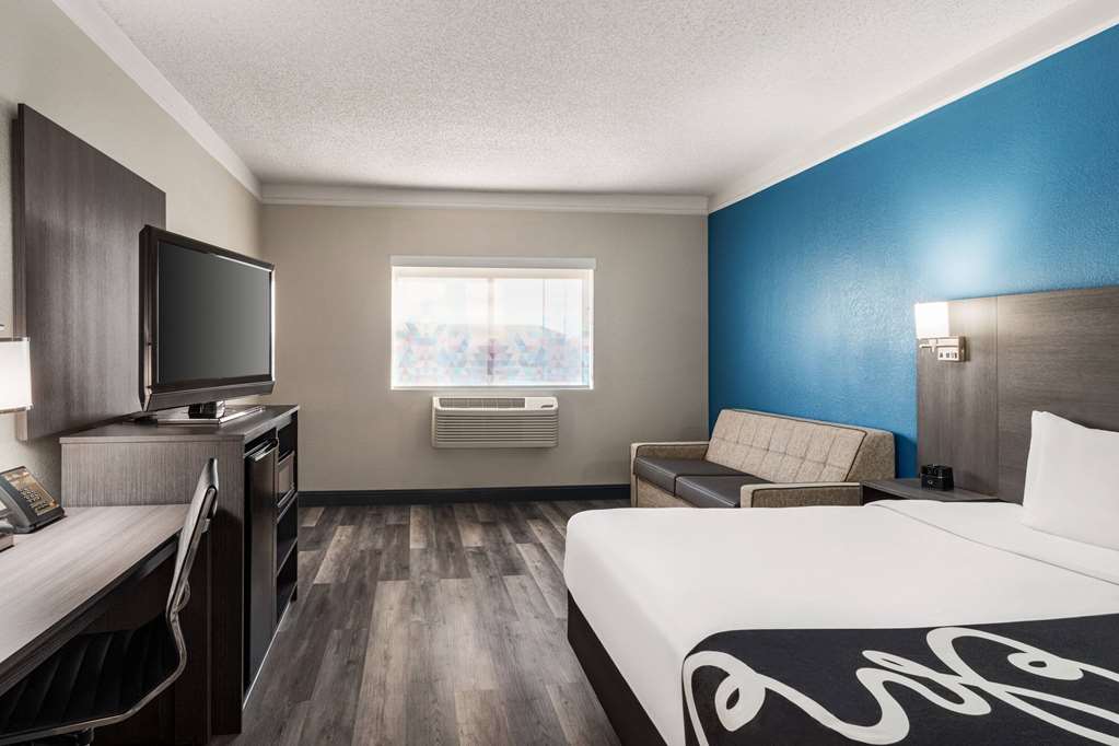 La Quinta Inn & Suites by Wyndham Round Rock North - photo 13