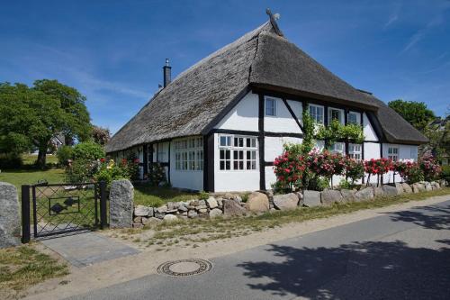 strandnahe Idylle am Meer private Badestelle mit Strandkorb Gutshof Ostseeblick FeWo Nr 04 — 4-Star Luxury Hotel in Putbus, Germany