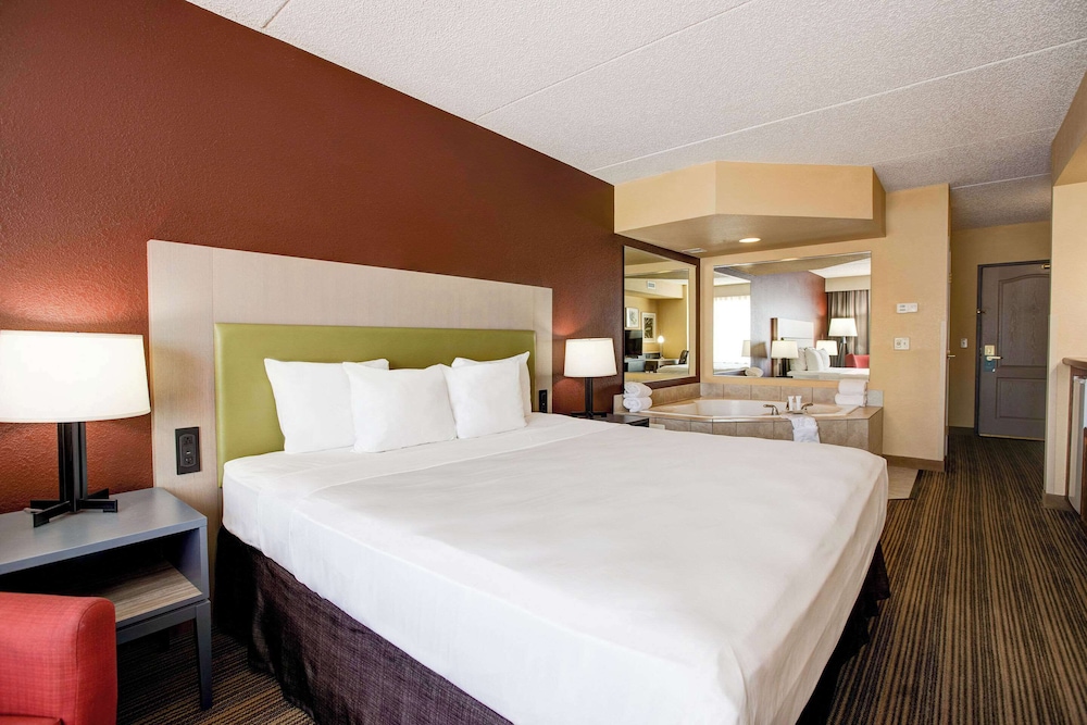 Comfort Inn & Suites St. Paul Northeast - photo 23