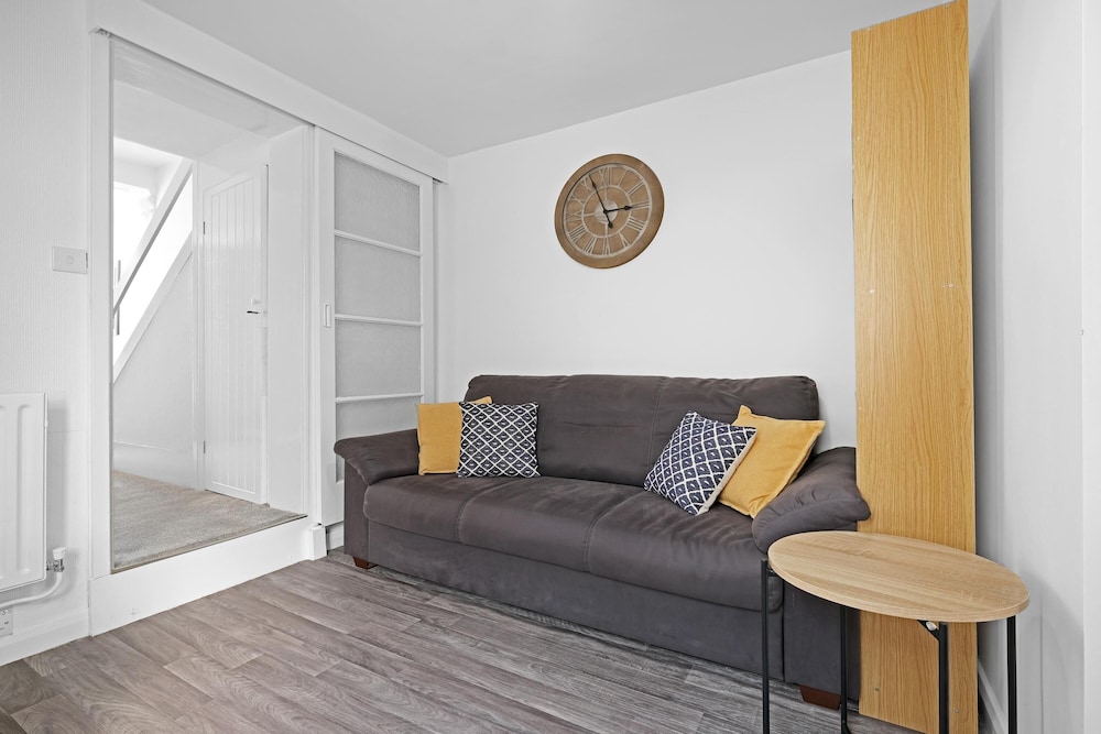Heathrow Living Stanwell Serviced House — 4-Star Luxury Hotel in Ashford, United Kingdom