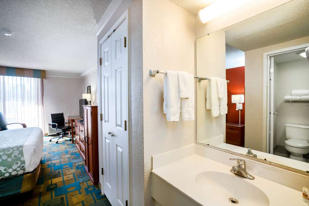 La Quinta Inn & Suites by Wyndham Nashville Airport Opryland - photo 34