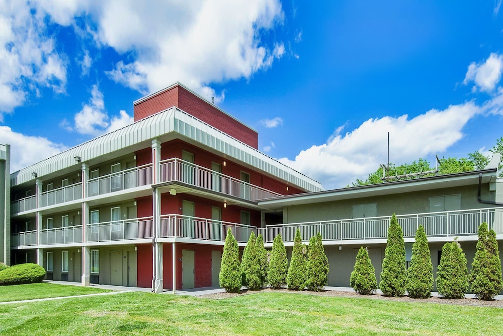 Days Inn & Suites by Wyndham Johnson City - photo 24