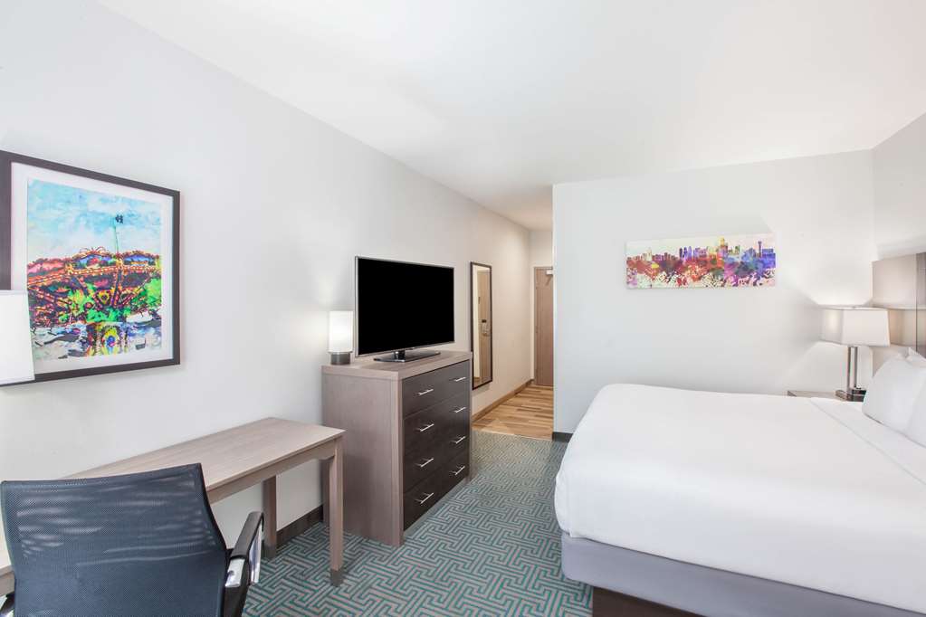 La Quinta Inn & Suites by Wyndham Dallas Duncanville - photo 20