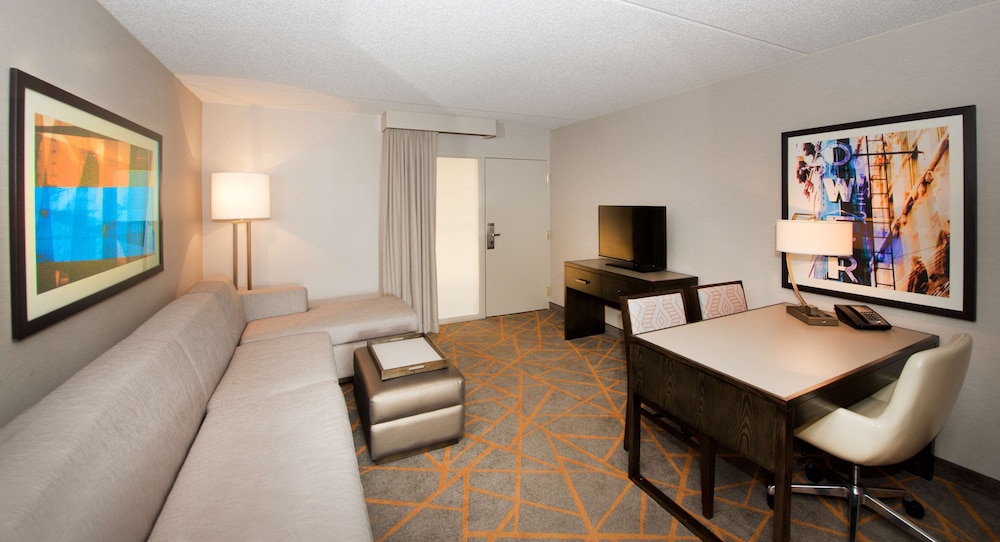 Embassy Suites by Hilton Cincinnati Northeast Blue Ash - photo 11