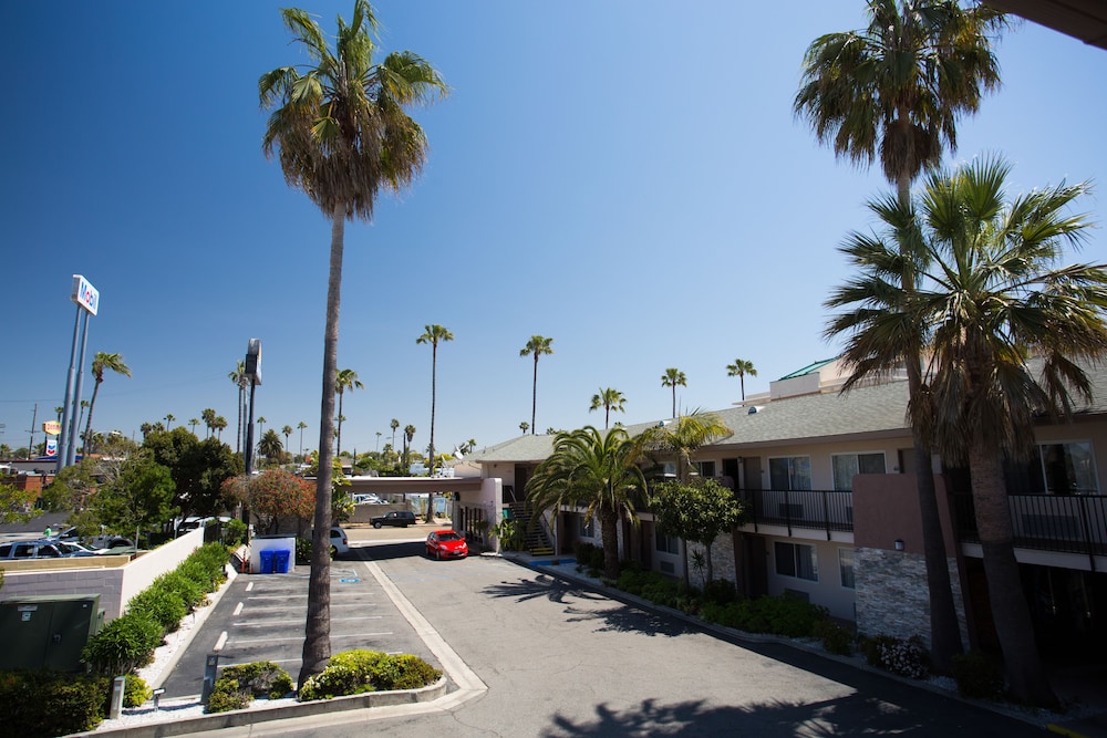 Days Inn by Wyndham Oceanside - photo 30