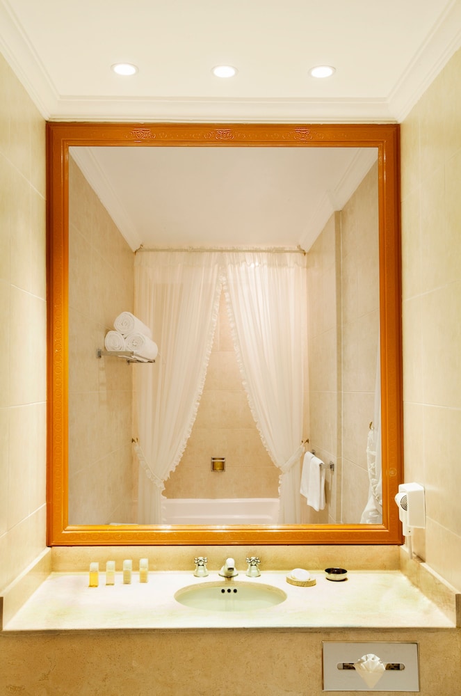 Bathroom sink
