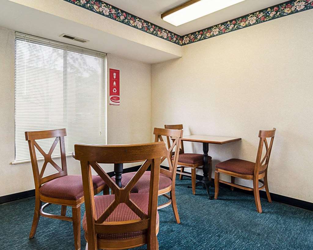 Econo Lodge Richmond North - photo 24