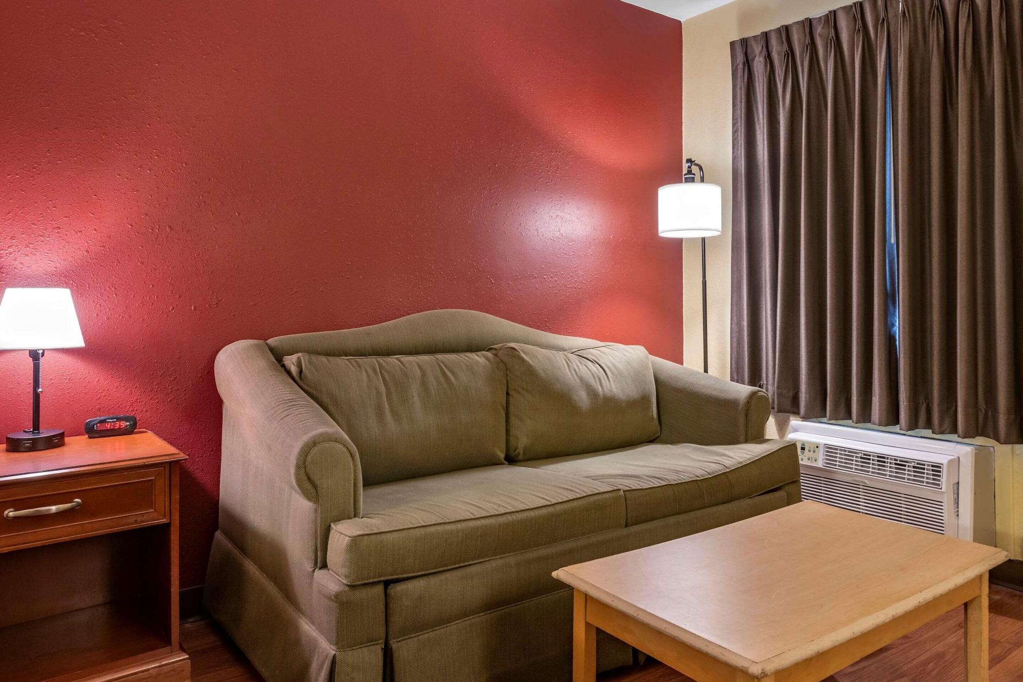 Econo Lodge Inn & Suites Maingate Central - photo 19