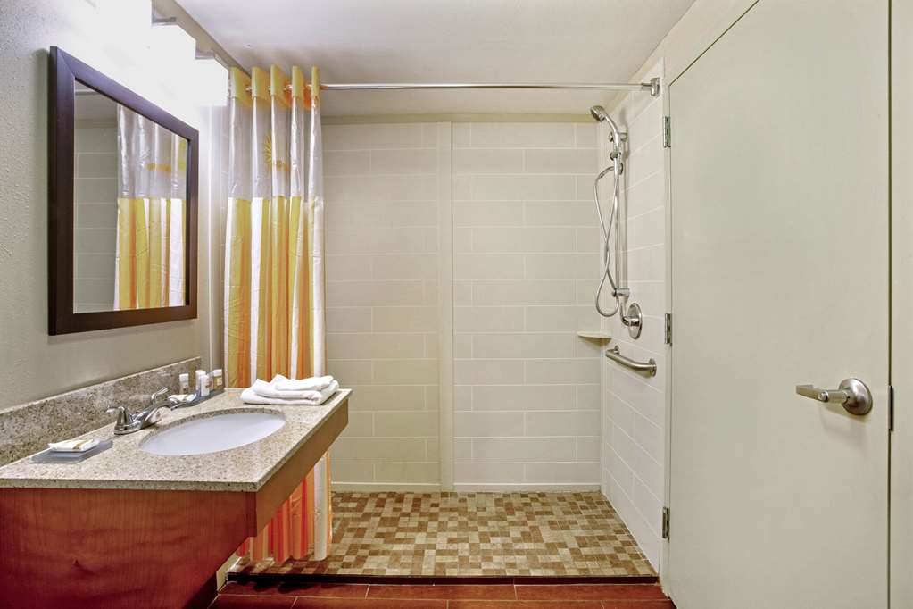 La Quinta Inn & Suites by Wyndham Williamsburg Historic Area - photo 15