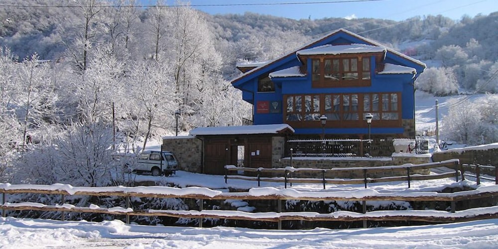 El Hotel EntreR os in Pola De Lena, Spain