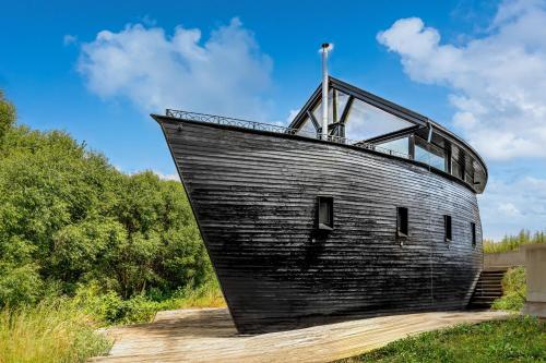 Unique Boat Shaped House at Lakefront #instaWORTH — 4-Star Luxury Hotel in Liptovsky Mikulas, Slovakia