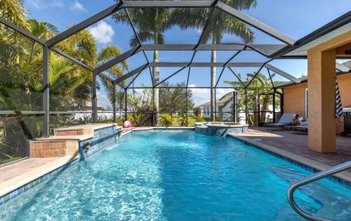 Tranquil Palms Heated Pool Spa Outdoor TV & More — 4-Star Luxury Hotel in Cape Coral, United States