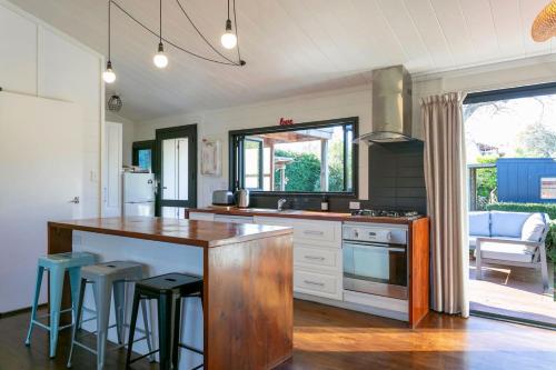 Walnut Cottage Private Outdoor Spa Pool — 4-Star Luxury Hotel in Taupo, New Zealand