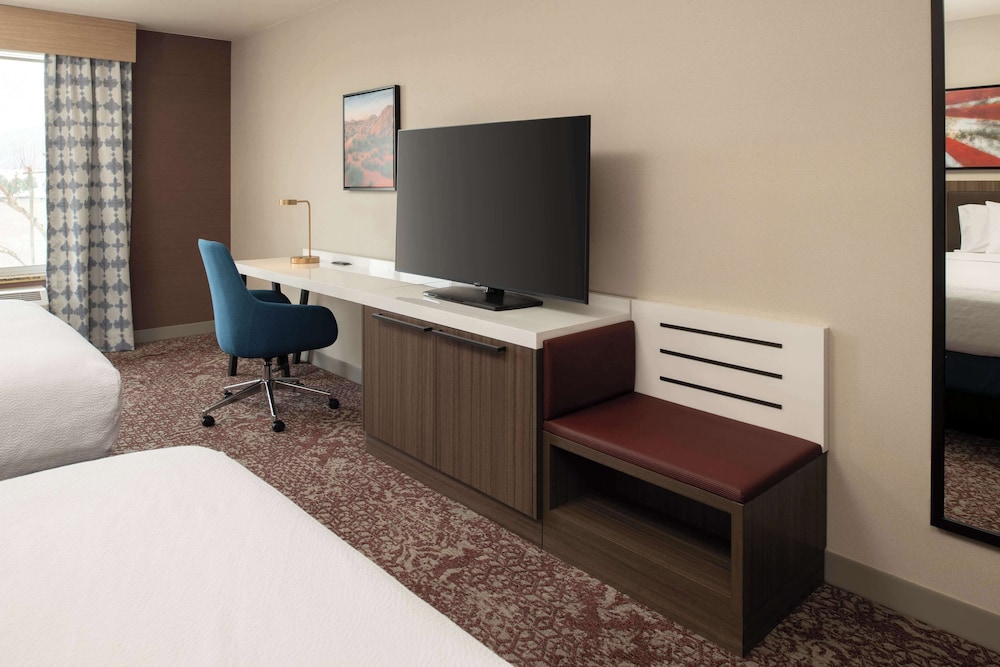 Hilton Garden Inn Fontana - photo 18