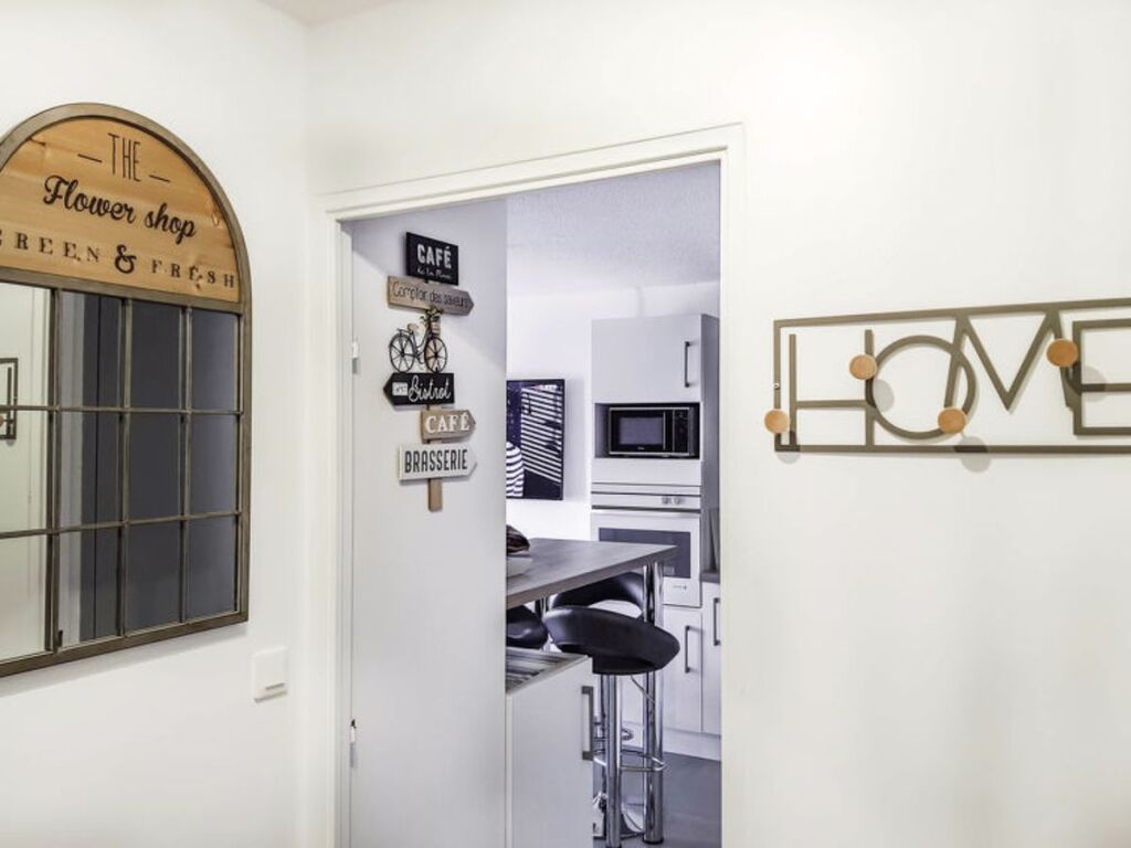 Charmant studio avec terrasse vue mer à 50 m in Sainte-Maxime, France