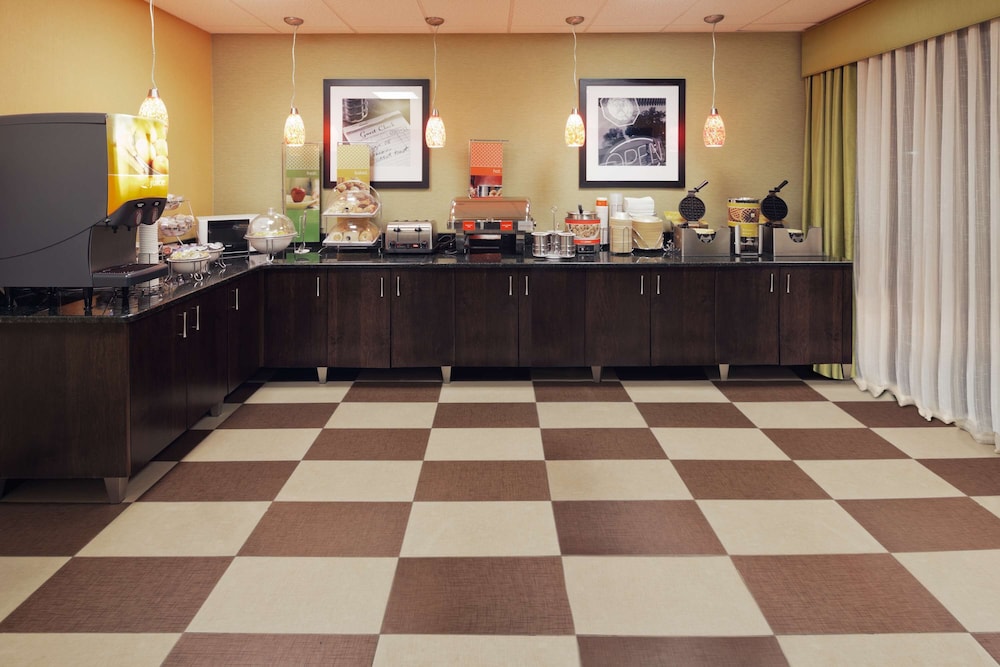 Hampton Inn Youngstown North - photo 38