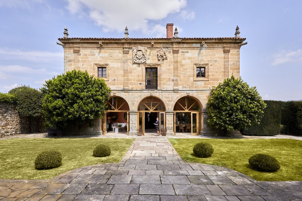 Helguera Palacio Boutique & Antique — hotel in Puente Viesgo