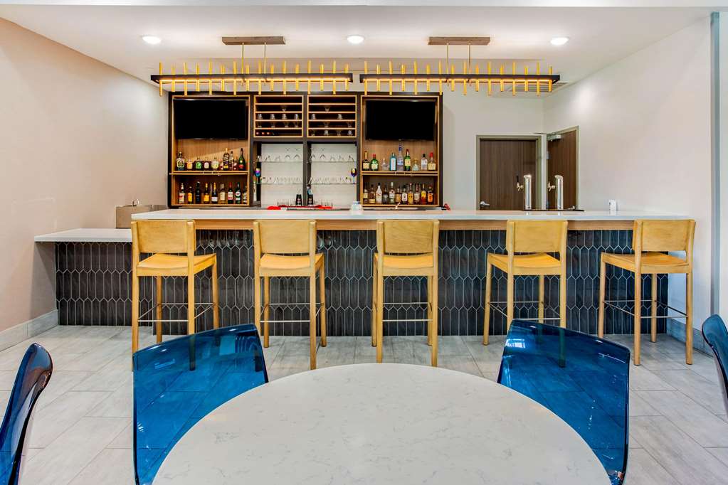 La Quinta Inn & Suites by Wyndham San Antonio Alamo City - photo 27