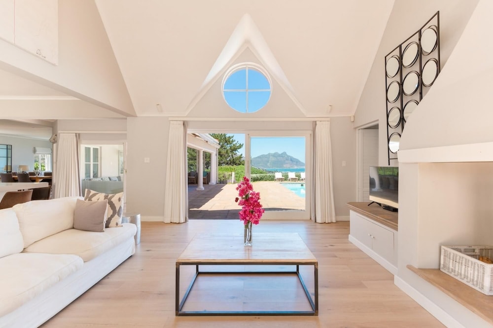 Sublime Five bed Property in Glorious Setting - last minute hotel in Cape Town