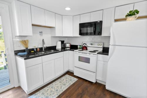 Maple Getaway Short distance to downtown beaches and breweries in Douglas, United States