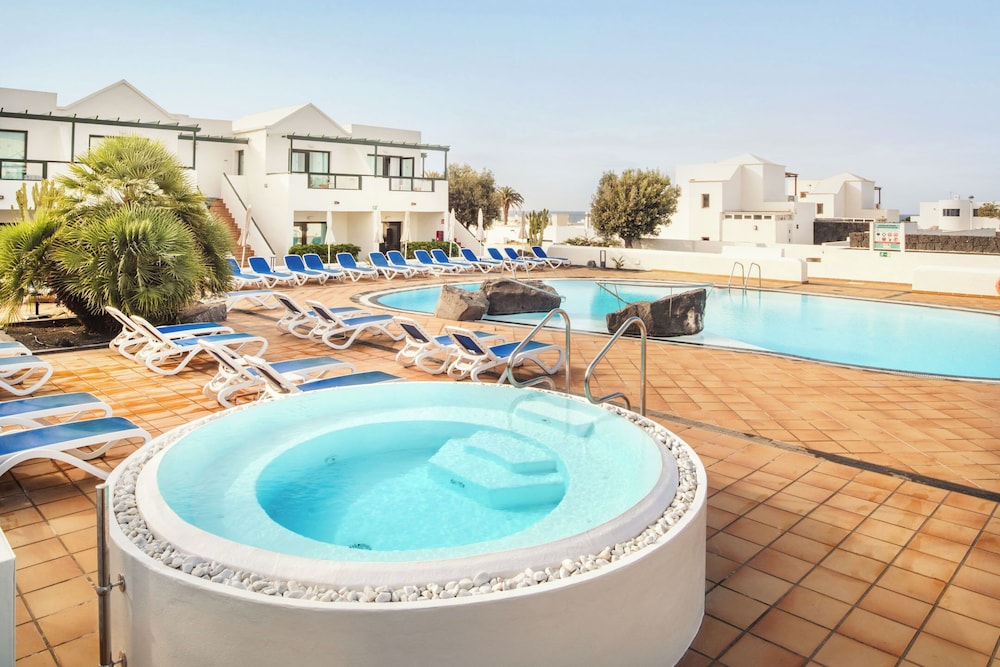 Hotel Pocillos Playa — 4-Star Luxury Hotel in Puerto Del Carmen, Spain