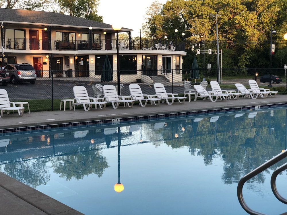 Amber's Inn & Suites - photo 30