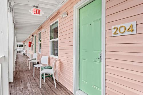 TreeHouse Lodge Walk to Beach Pet Friendly 204 — 4-Star Luxury Hotel in Myrtle Beach, United States