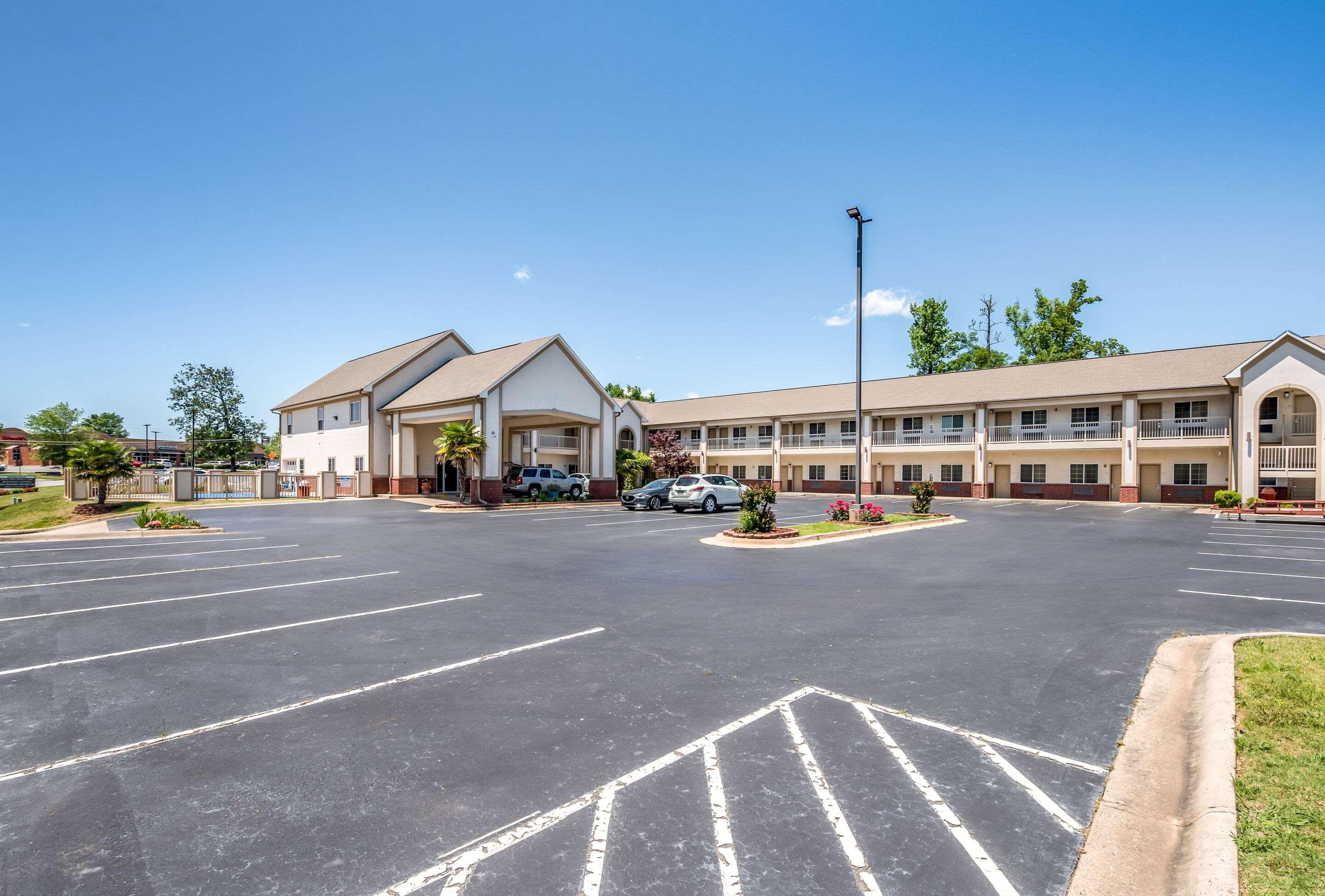 Bryant Inn & Suites - photo 38