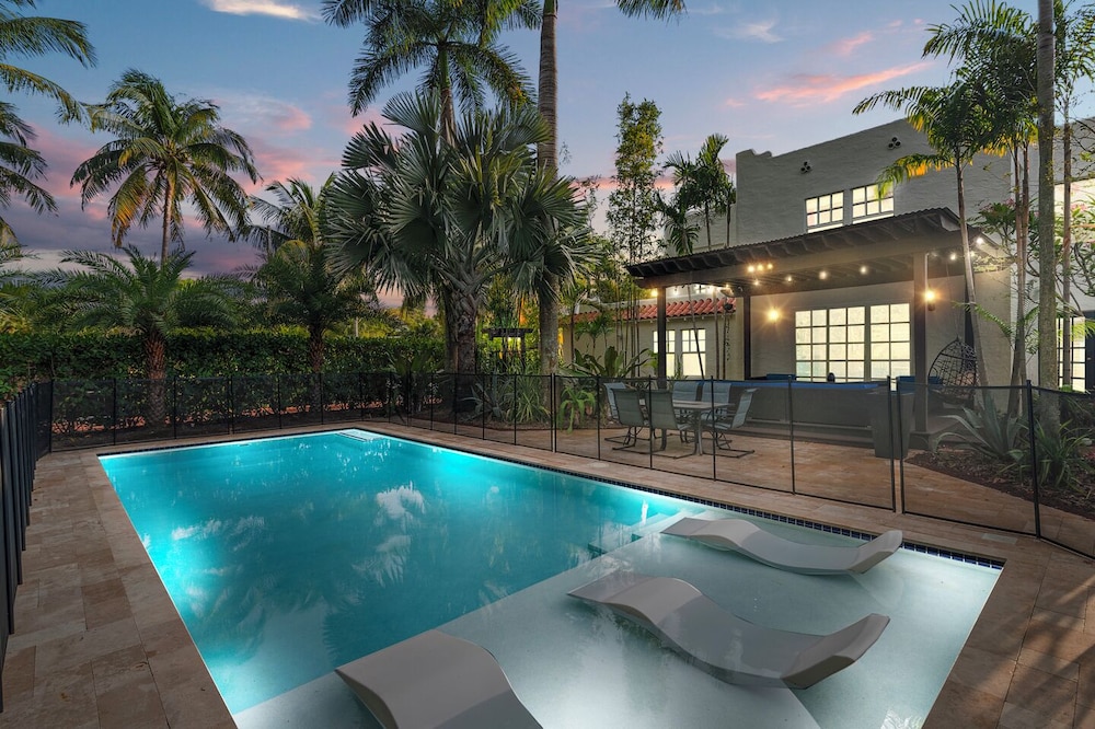 2 Mansions With Pool In West Palm Beach — West Palm Beach