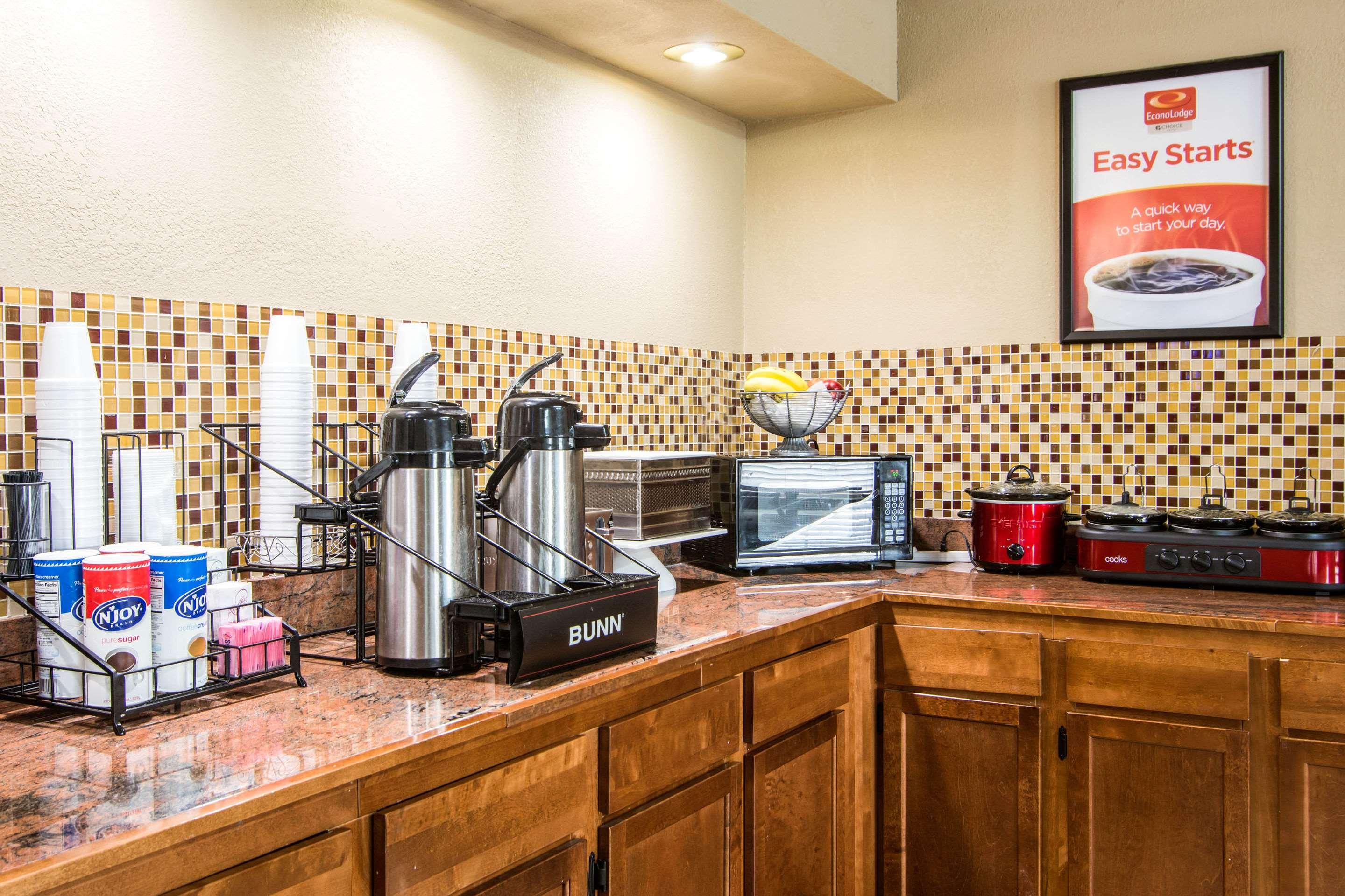 Econo Lodge Madison Airport - photo 38