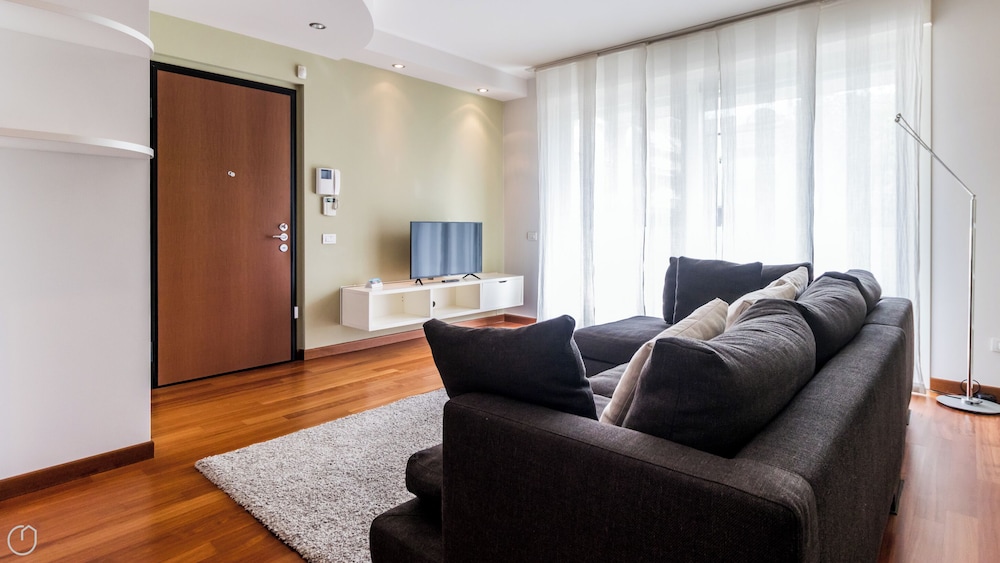 Italianway Cavour 75 — 4-Star Luxury Hotel in Cernusco Sul Naviglio, Italy